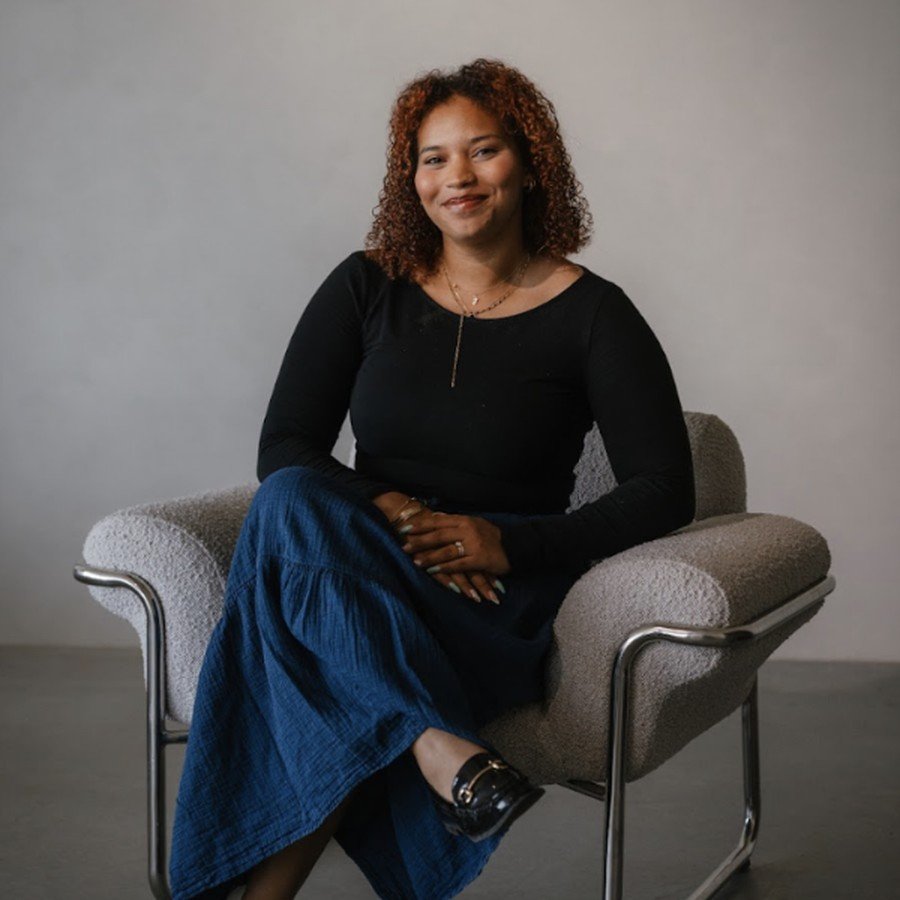 Performance Marketeer Jewel ten Broeke in stoel lachend