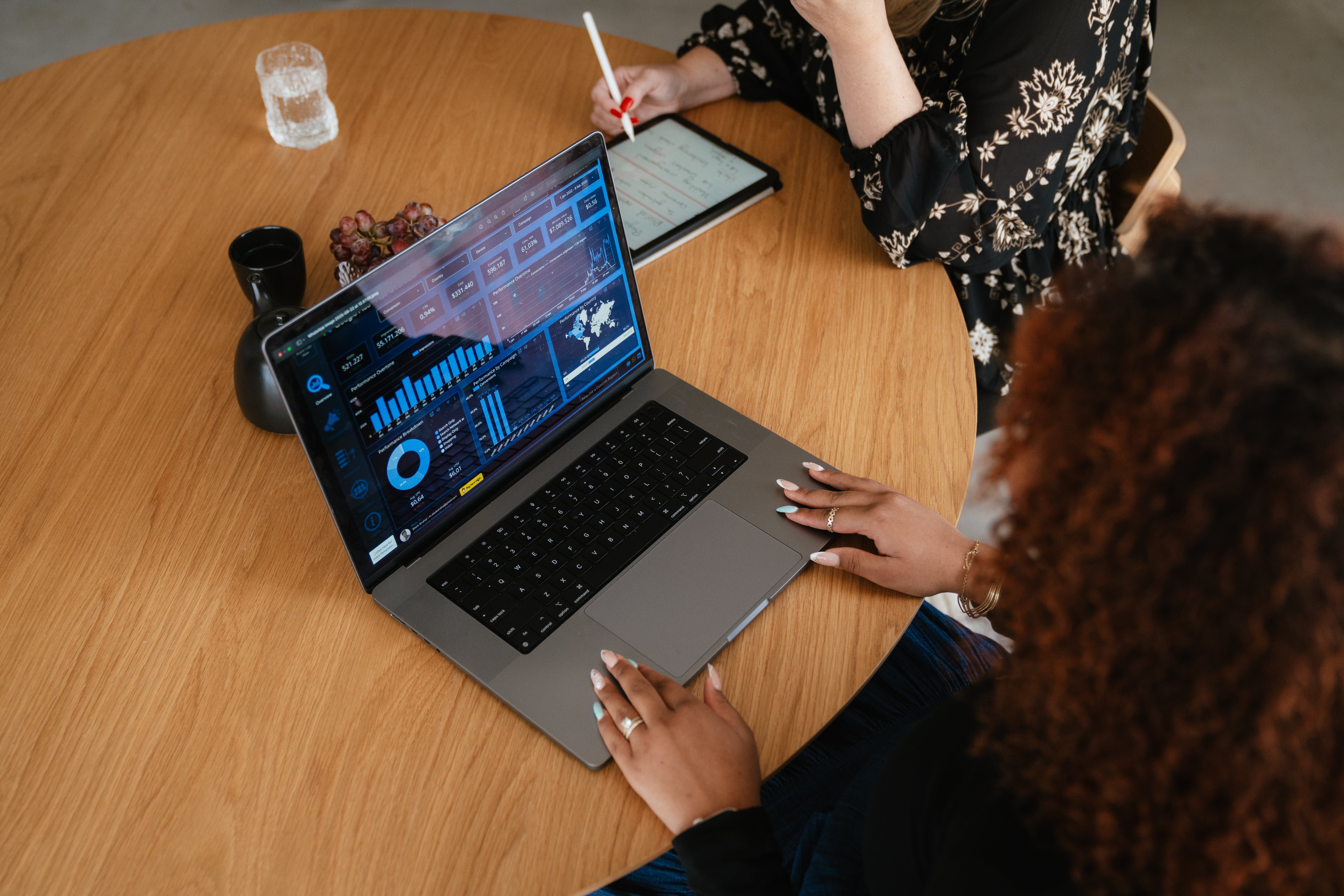 jewel ten broeke kijkt naar een digital marketing dashboard