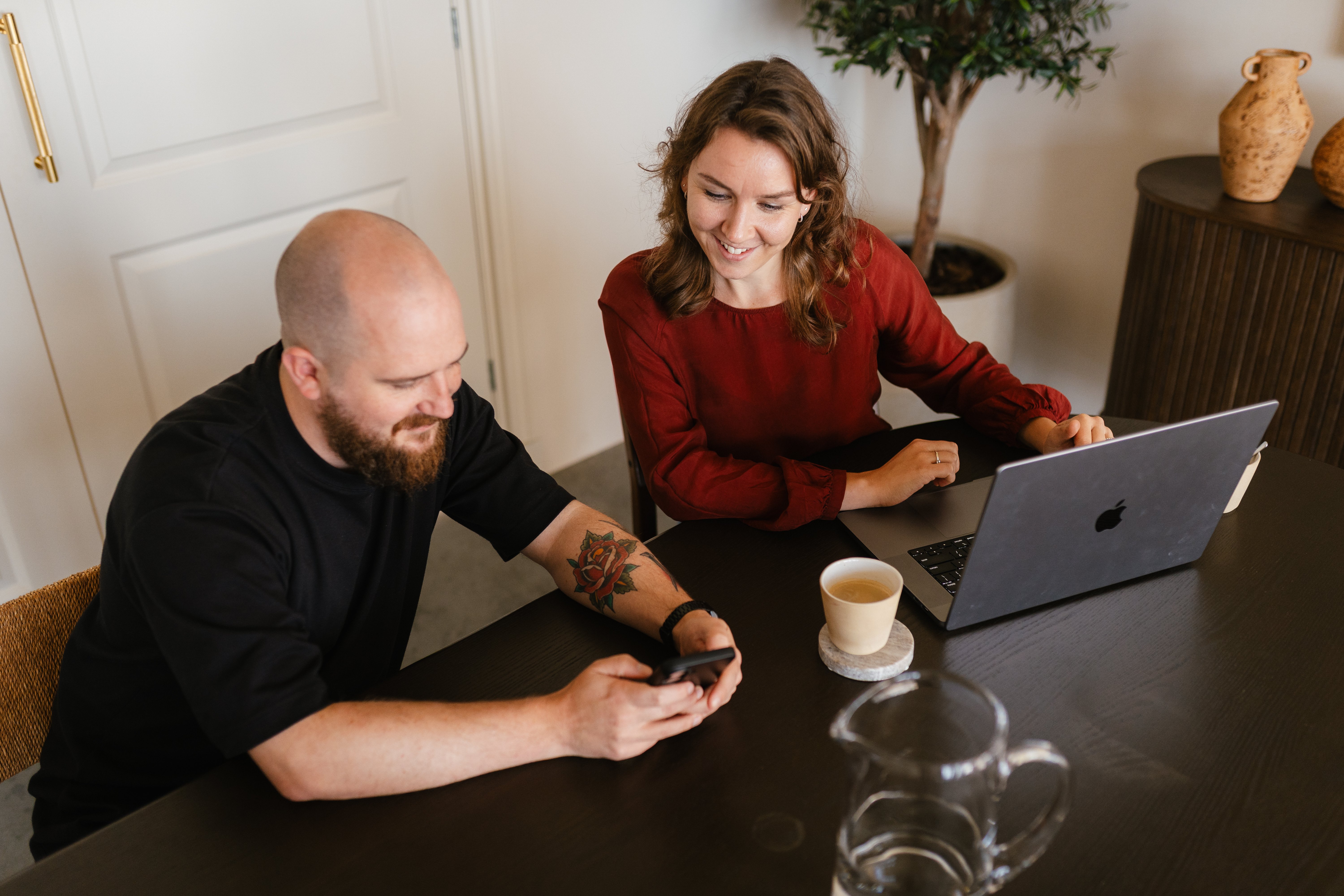 Michel Hoksberg en Nynke van Toor rond een tafel bij Always On Marketing